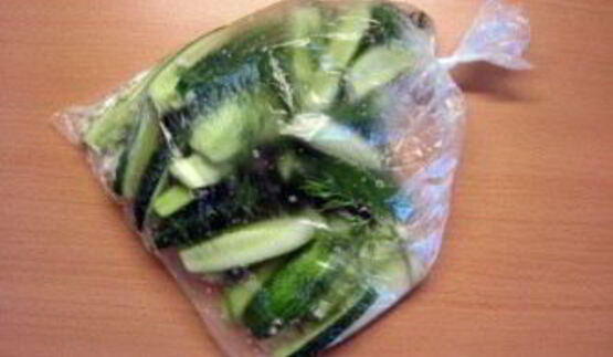 малосольные огурцы в пакете