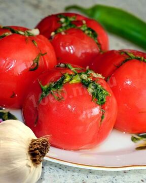 Малосольные помидоры с чесноком и зеленью