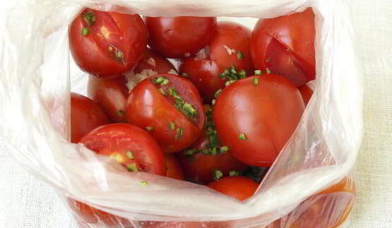 малосольные помидоры в пакете