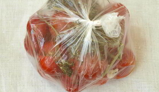 малосольные помидоры в пакете