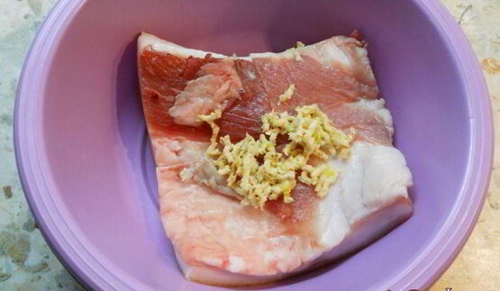 сало соленое с чесноком и специями в пакете