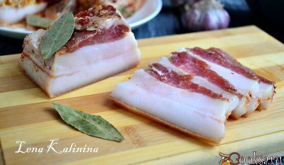 сало соленое с чесноком и специями в пакете