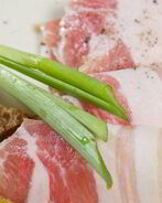 Сало соленое с чесноком