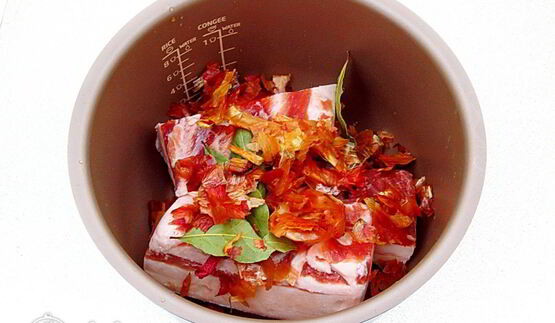 сало в луковой шелухе в мультиварке