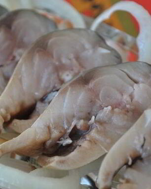 Соленая скумбрия с черносливом