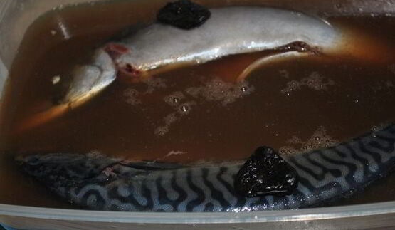 соленая скумбрия с черносливом