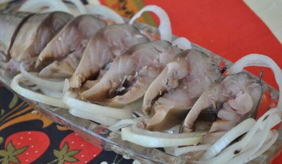 соленая скумбрия с черносливом