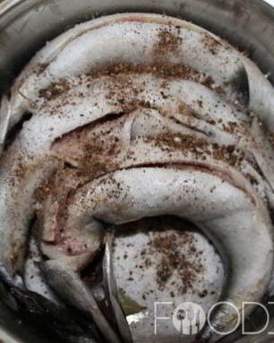 Соленая скумбрия в рассоле