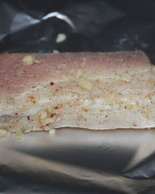 Вкусное домашнее сало с чесноком и белым перцем