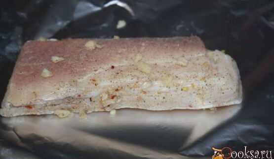вкусное домашнее сало с чесноком и белым перцем