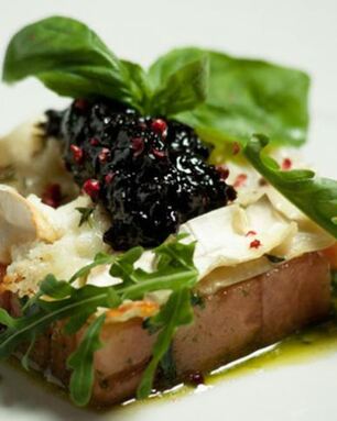 Арбуз с козьим сыром и луковым вареньем