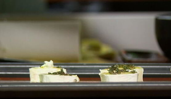 арбуз с козьим сыром и луковым вареньем