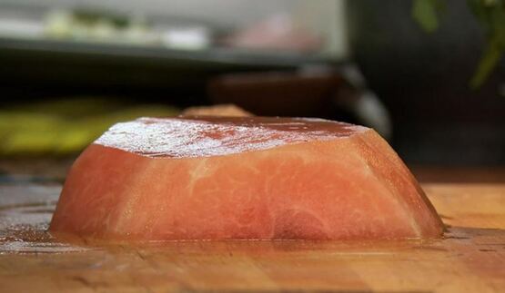 арбуз с козьим сыром и луковым вареньем