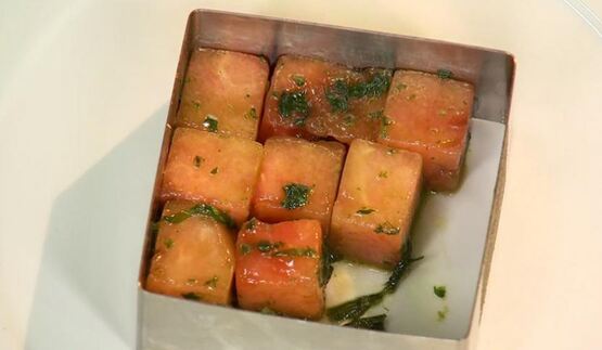 арбуз с козьим сыром и луковым вареньем