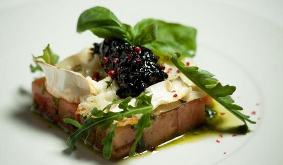 арбуз с козьим сыром и луковым вареньем