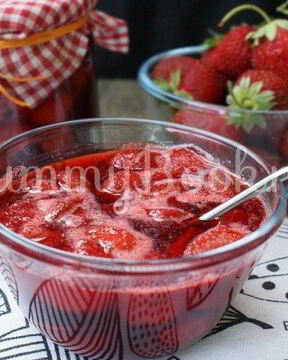 Клубничное варенье с желином