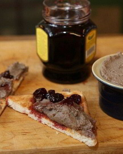 Рецепт тостов с вареньем и паштетом из куриной печенки