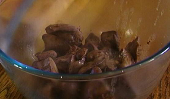 тосты с вареньем и паштетом из куриной печенки