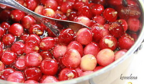 варенье из красно-желтой черешни с орехами