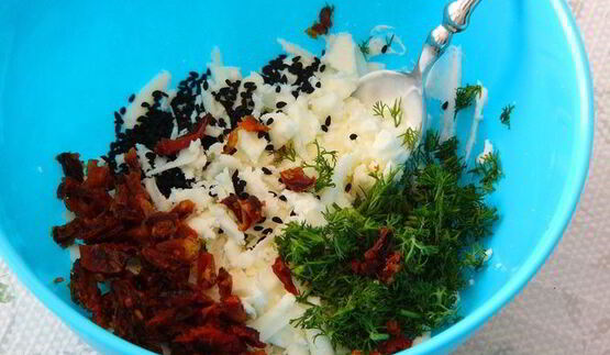 вяленые помидоры с сырными шариками