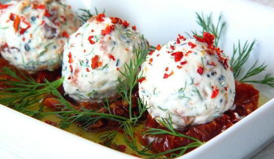 вяленые помидоры с сырными шариками