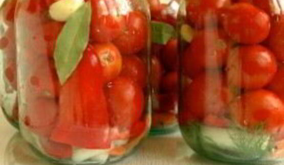 засолка помидоров с луком на зиму