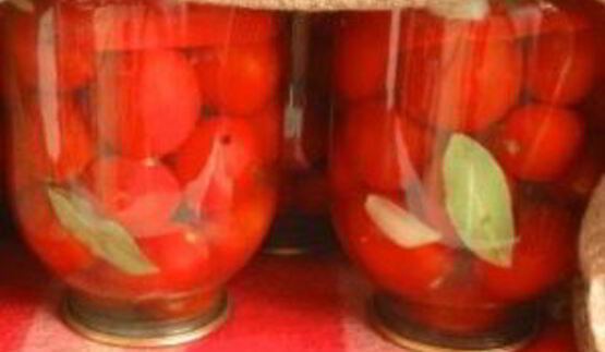 засолка помидоров с луком на зиму