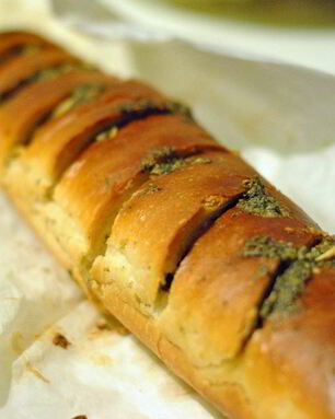 Батон с чесноком и зеленью