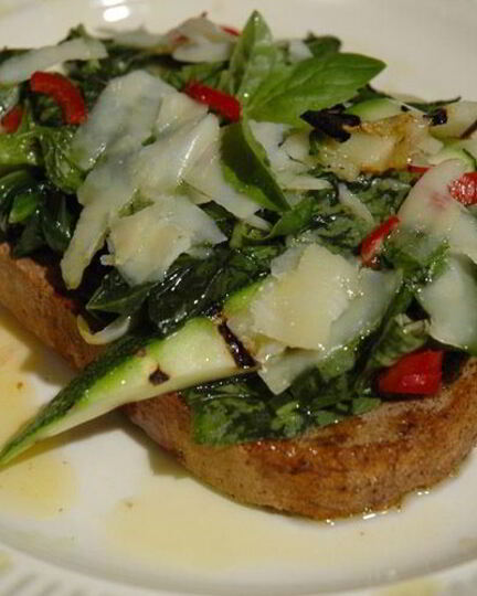 Рецепт брускетты из цукини со шпинатом