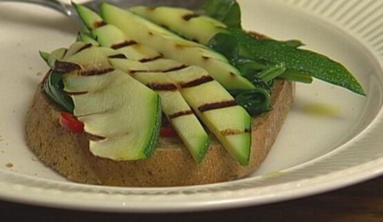 брускетта из цукини со шпинатом