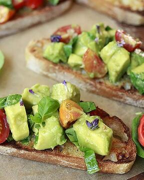 Брускетта с авокадо
