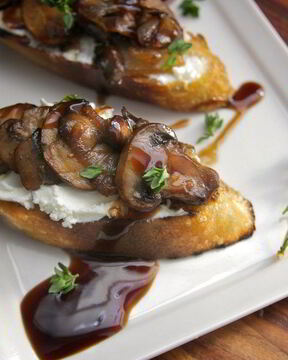 Брускетта с грибами