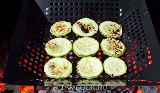 брускетта с кабачками-гриль