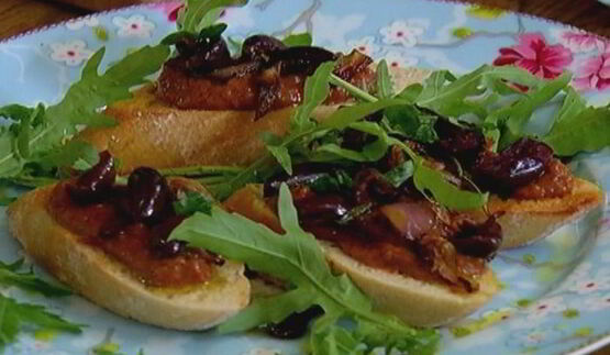 брускетта с красной фасолью и сладким перцем