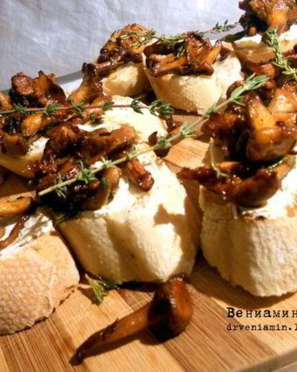 Рецепт брускетты с лисичками, тимьяном и розмарином
