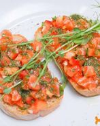 Брускетта с лососем