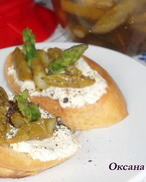 Брускетта с маринованной спаржей