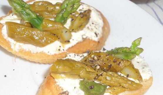 брускетта с маринованной спаржей