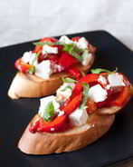 Брускетта с печеным перцем и фетой
