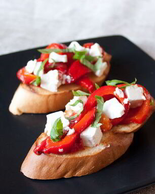 Брускетта с печеным перцем и фетой