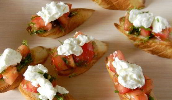 брускетта с помидорами и сыром