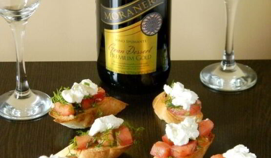 брускетта с помидорами и сыром