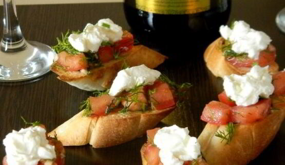 брускетта с помидорами и сыром