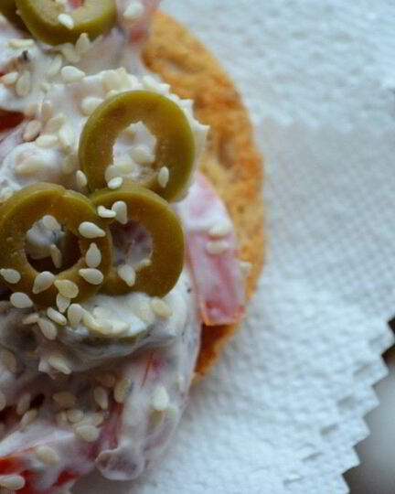 Рецепт брускетты с рыбой и томатами черри