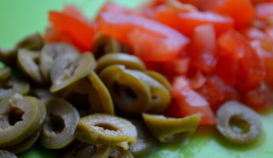 брускетта с рыбой и томатами черри