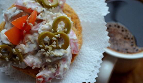 брускетта с рыбой и томатами черри