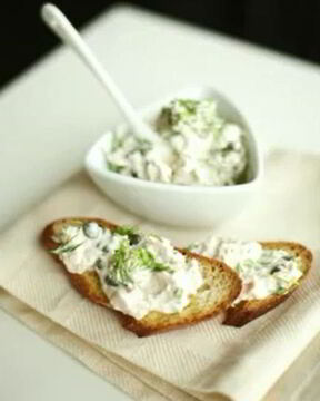 Брускетта с салатом из тунца