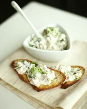 Брускетта с салатом из тунца