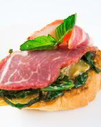 Брускетта с ветчиной