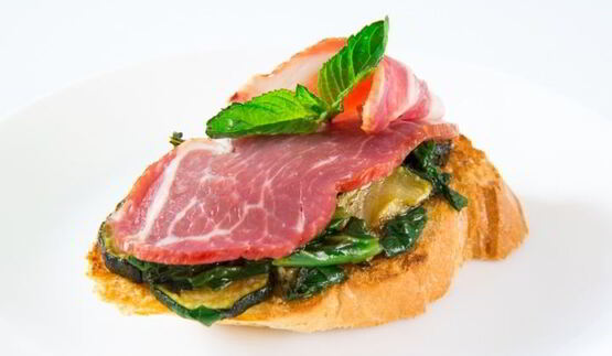 брускетта с ветчиной